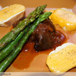 Iberico Schweinebäckchen mit grünem Spargel und Co.