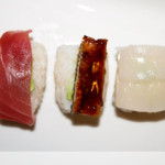 Nigiri-Sushi mit Lachs, Thunfisch, Jakobsmuschel, Kaviar und Unagi