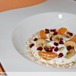 Frühstück: Naturjoghurt mit Granatapfelkernen – Bananenchips und Clementinen