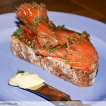 Graved Lachs: Brote mit leckerem Graved Lachs und Dillsenf