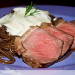 Rosa gebratenes Roastbeef mit Sobanudeln und einer Dill-Senf-Sauce