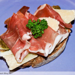 rucolapesto-brot-mit-parmaschinken-und-parmesan rucolapesto-brot-mit-parmaschinken-und-parmesan