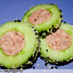 Gurke: gefüllte Gurke mit Thunfisch und Sesam
