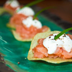 Kartoffel-Chips mit Lachs-Tatar