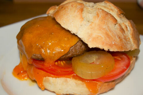 Rinderburger mit Cheddarkäse und Senfgurken