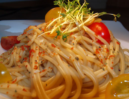 Nudeln mit Kirschtomaten