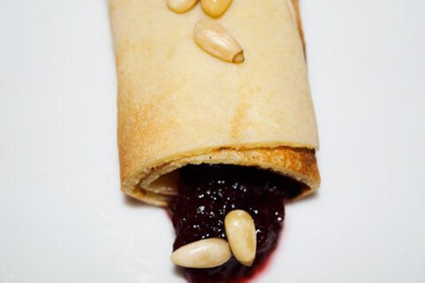 Pfannkuchen mit Kirschmarmelade und Pinienkernen