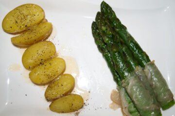 Gebratener grüner Spargel im Lardomantel und frische Drillinge