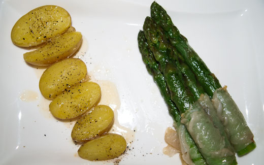 Spargel mit Lardo und Drillingen