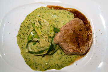 Spargelnudeln mit Kalbskotelett und Kräutersoße