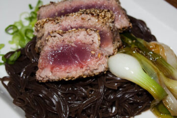 Thunfisch in Sesamkruste mit japanischen Sofanudeln und Lauch