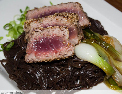 Thunfisch in Sesamkruste mit japanischen Sofanudeln und Lauch