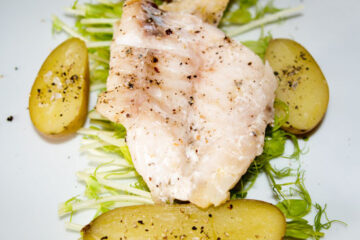 Erbsensprossensalat mit La Ratte Kartoffeln und Rotbarschfilet