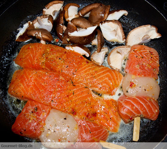 lachs-jakobsmuscheln-schitakepilte-foto