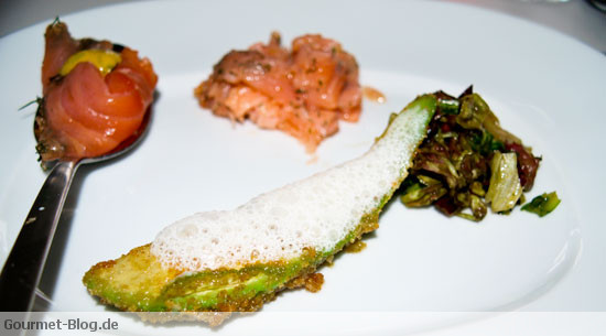 Marinierter Lachs mit gebratenen Avocados und Buttermilchschäumchen