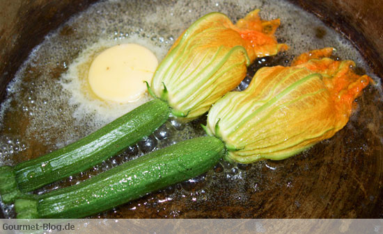 Zucchiniblüten mit Parmesan