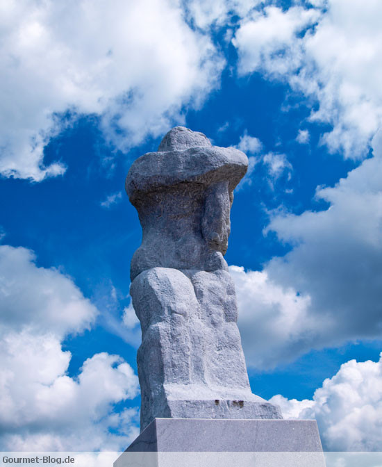 grose-stehende-statue-warnemuende-mole-seemanns-frau