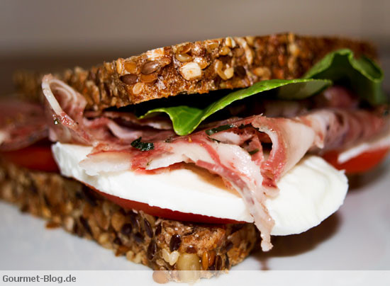 sorprassata-sandwich-mit-mozzarella-tomate-salat