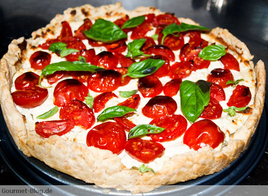 ziegenkaese-kuchen-mit-cherrytomaten-und-krautern