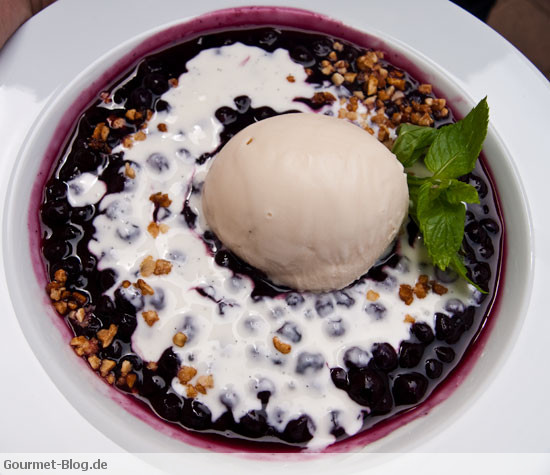 blaubeergrutze-mit-vanilleschmand-pannacotta-eis-und-mandelkrokant