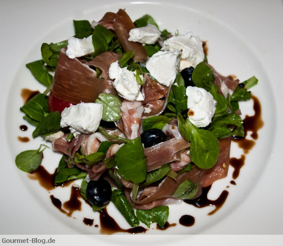 feldsalat-mit-cherrytomaten-ziegenkaese-und-parmaschinken