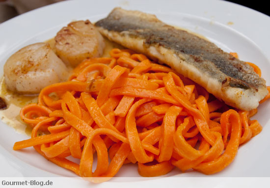 gebratene-jakobsmuscheln-loup-de-mer-sauce-cafe-de-paris-tomaten-tagliatelle