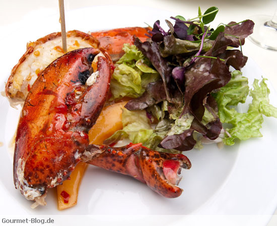 gegrillter-halber-hummer-mit-cavaillonmelonensalat-und-chili