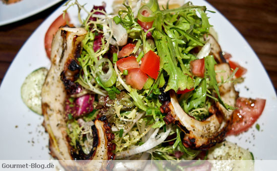 gegrillter-oktopus-mit-sommerlichem-salat