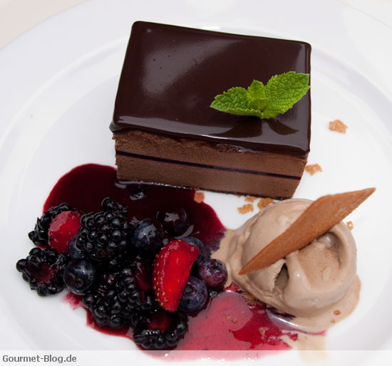 guanaja-schokoladentoertchen-mit-cassis-brombeeren-erdnusseis1