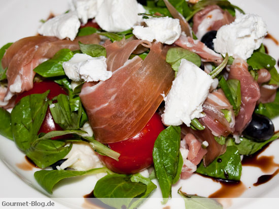 Sommersalat mit Parmaschinken - Cherrytomaten - Ziegenfrischkäse ...