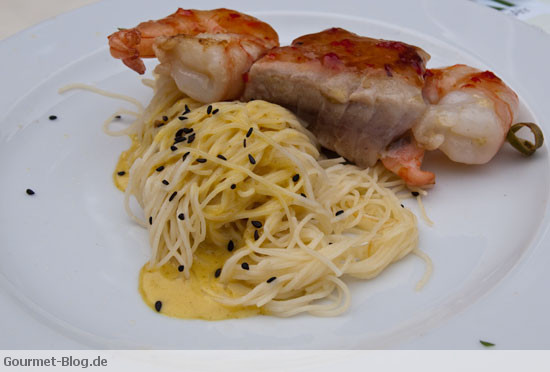 spiess-vom-yellow-finn-thunfisch-und-scampi-mit-kokosschaum-sesam-spaghetti