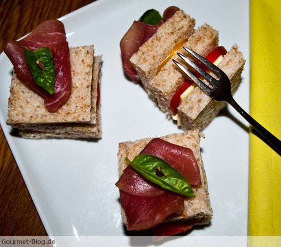 haeppchen-mit-schinken-trueffelbutter-wilden-tomaten