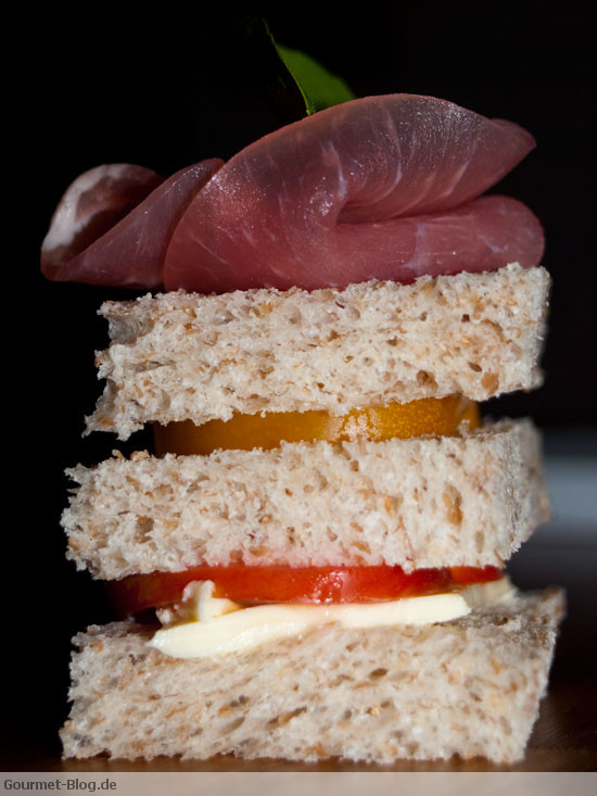 haeppchen-mit-trueffelbutter-wilden-tomaten-und-schinken