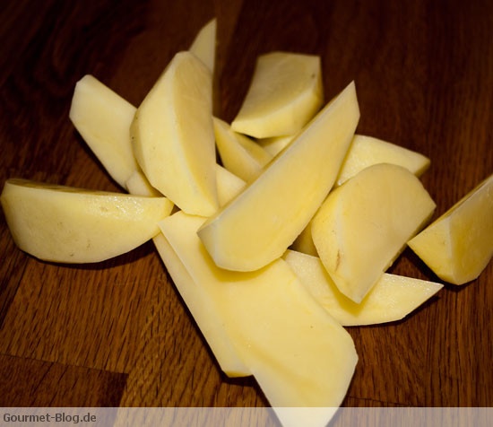 kartoffeln-geschaelt-und-in-spalten-geschnitten