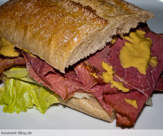 Pastrami - Sandwich mit Salat