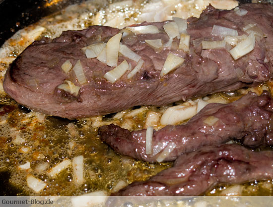 rehruecken-mit-rosmarin-knoblauch-anbraten
