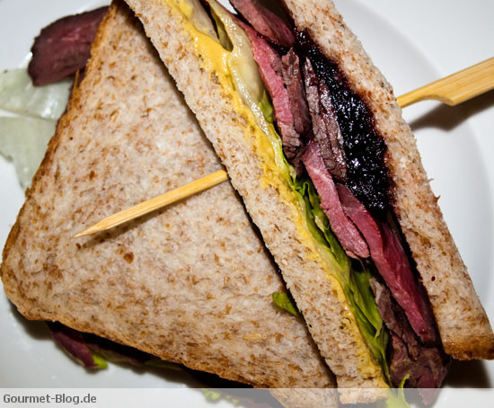 Sandwich: Vollkorntoast mit Rehrücken - Salat - Dijonsenf und wilden ...