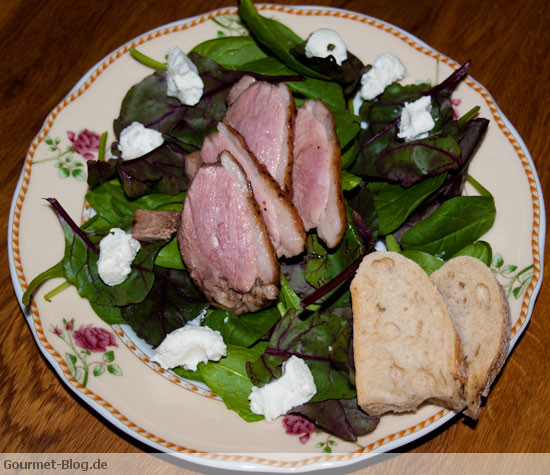 Rosa gebratene Entenbrust mit Blattsalaten - Spinatsalat und ...