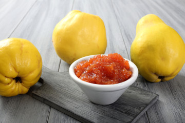 Quittenmarmelade mit Orangenstücken