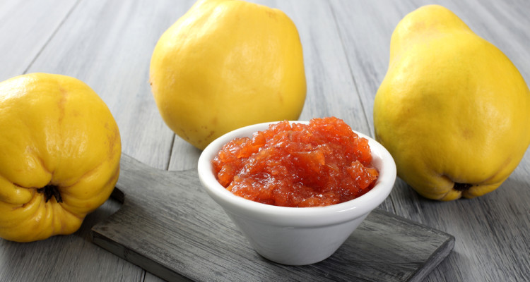 Quittenmarmelade mit Orangenstücken