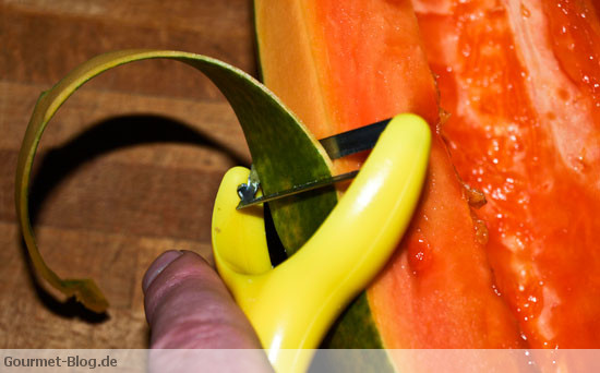 papaya-schalen-papaya-mit-sparschaeler-schaelen