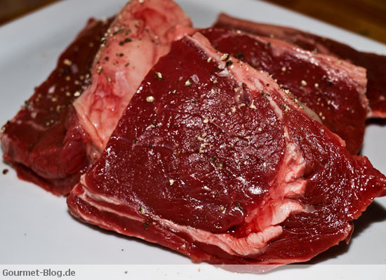 bisonsteaks-gewuerzt-mit-pfeffer