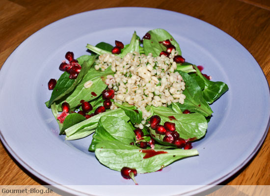 blattsalat-mit-graupenrisotto-und-granatapfelkernen