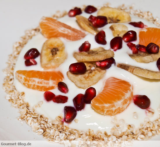 fruehstuecks-joghurt-mit-granatapfel-bananenchips-clementinen