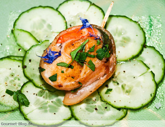 gurkensalat-mit-jakobsmuscheln-garnelen-speck-umwickelt