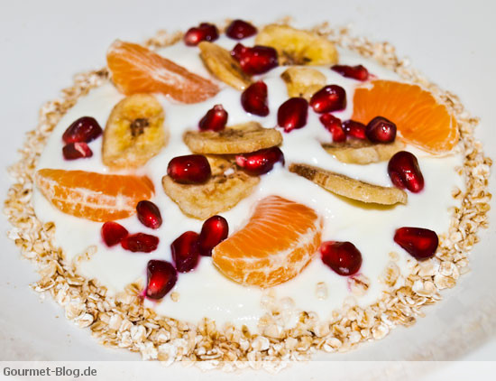 Müsli mit Granatapfelkernen - Bananenchips und Clementinen