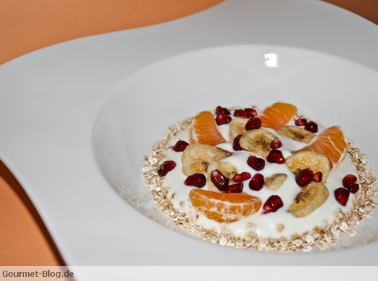 Müsli mit Granatapfelkernen - Bananenchips und Clementinen