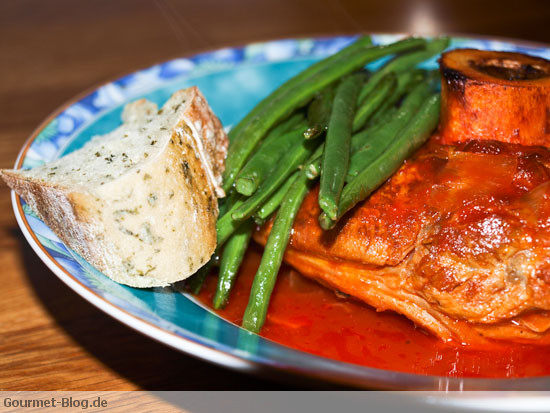 kalbshaxe-mit-keniabohnen-und-tomatensauce