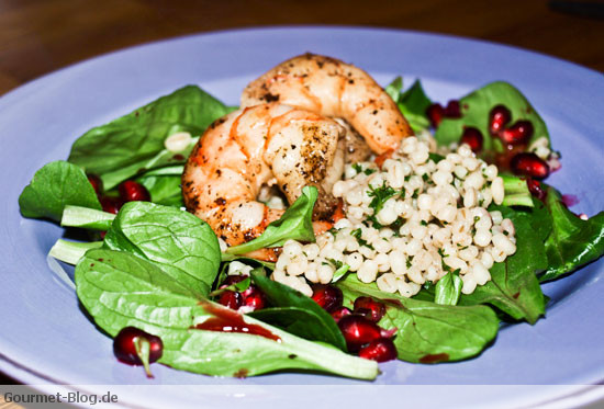 scampi-mit-blattsalat-granatapfelkernen-und-graupenrisotto