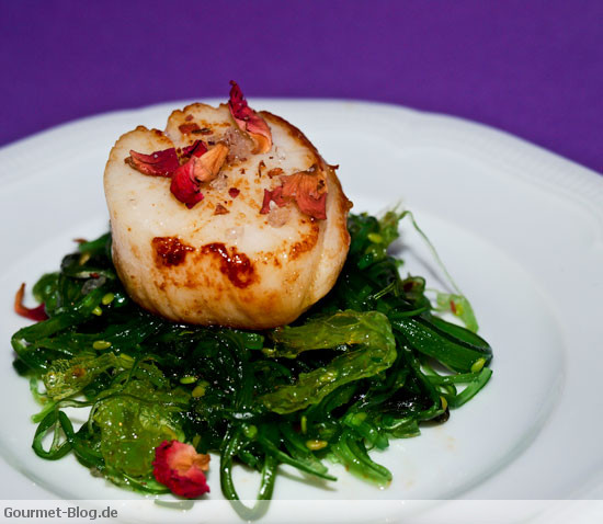 wakame-salat-mit-jakobsmuscheln-und-rosenblüten